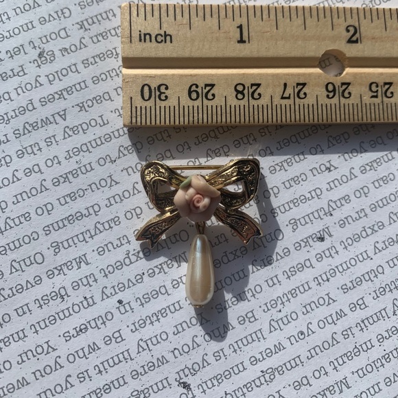 Two Vintage Rose Faux Pearl Brooches - Picture 6 of 7